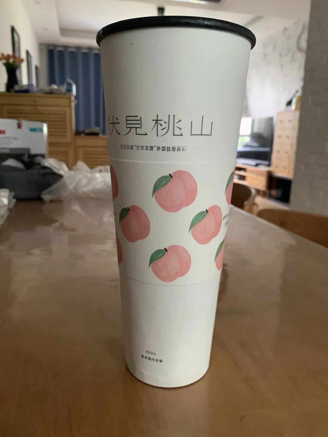 网红奶茶"内增高"!剪开杯底一看.