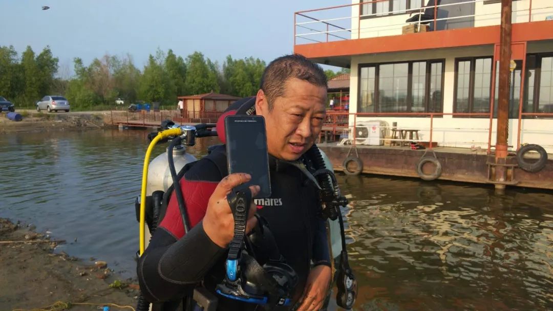 男子手机掉进松花江,找来潜水员打捞……需要多少钱?