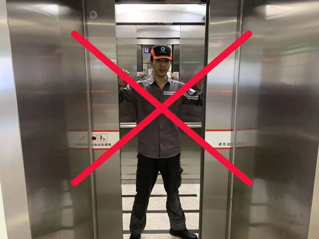 不扒门 电梯运行过程中,严禁强行扒开轿厢门,防止电梯突然停止运行