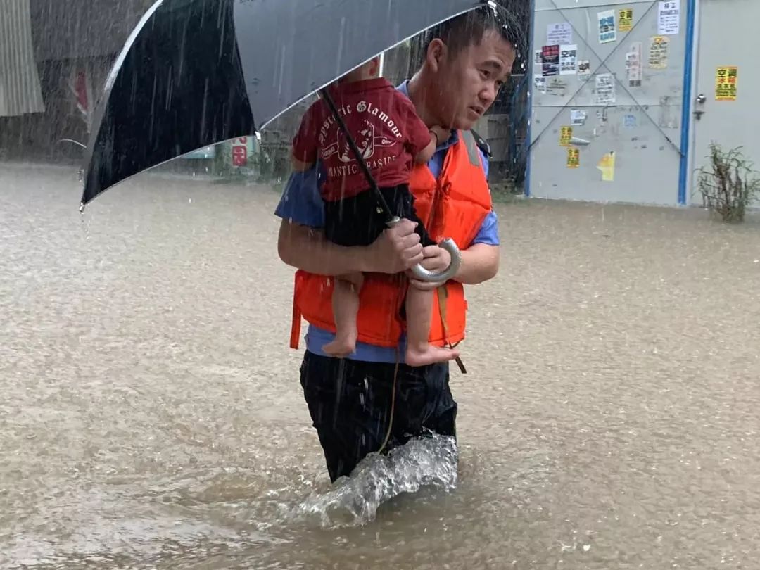 连央视都报道了南安民警暴雨涉水救助13名群众