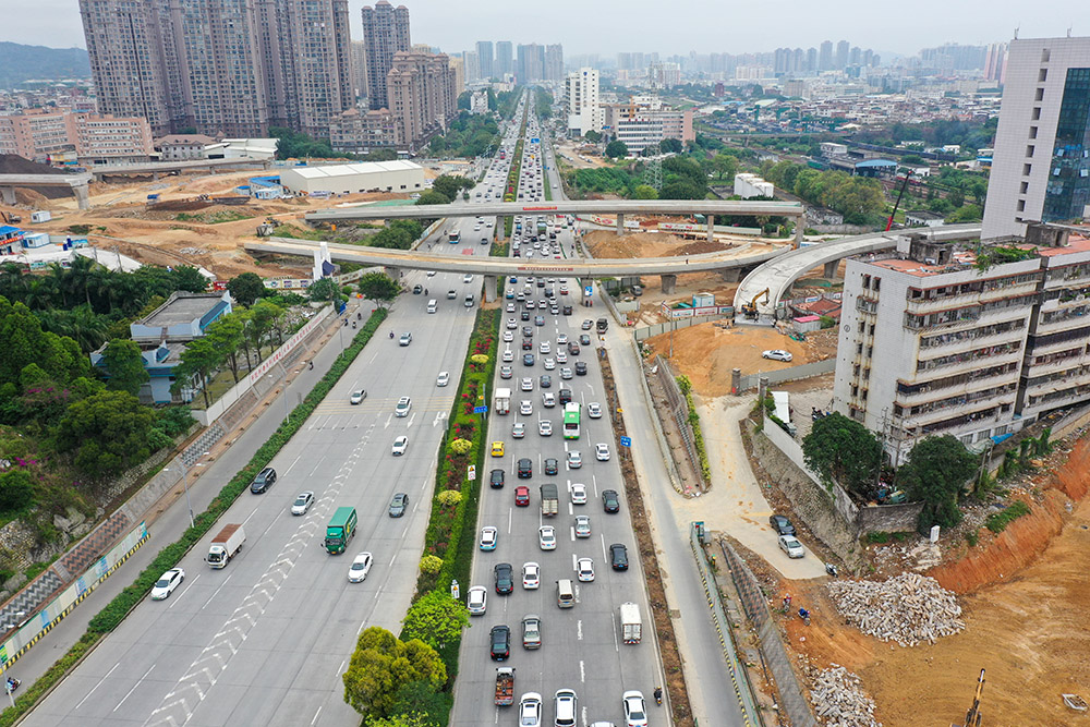 前方是正在建设中的泉州北峰到城东快速路上跨北迎宾大道高架桥.