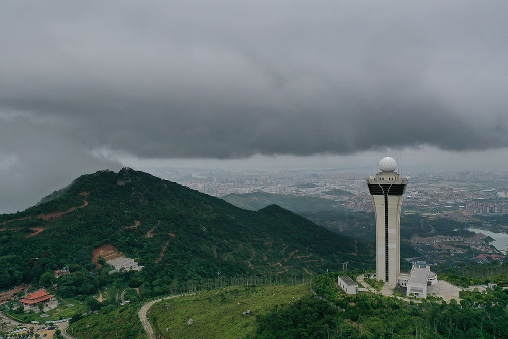 紫帽山顶气象雷达早已预知风雨,紧盯着迅速发展的云层.