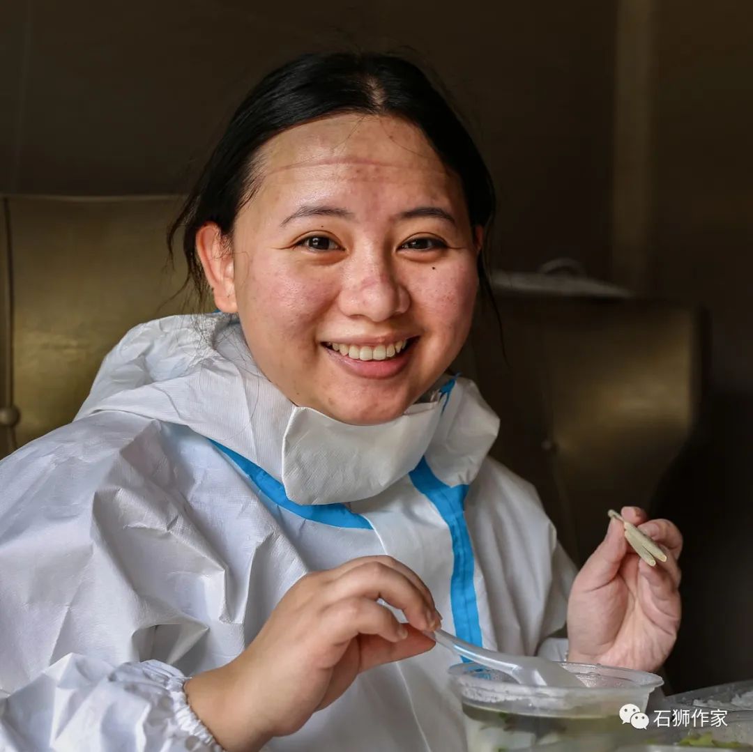 被医护口罩压花的笑脸文|郑红艳你脱下美丽的罗裳换上,冰墩墩一样厚厚