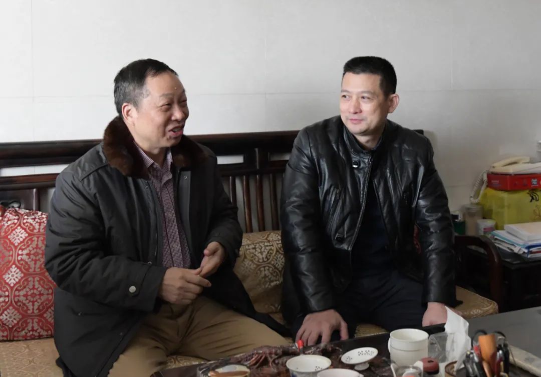 县长庄稼祥走访慰问退休老干部曾玉山▲县长庄稼祥走访慰问退休老