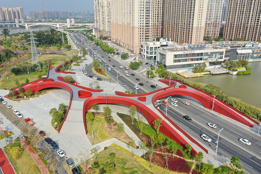 天桥位于浦西公园,横跨江滨路.