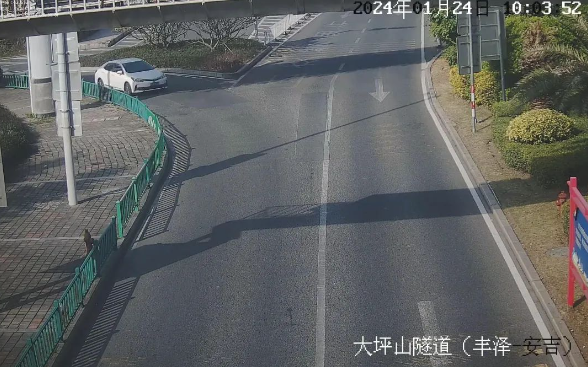 安吉路坪山隧道出城方向出口處▲請廣大駕駛員自覺遵守道路交通法律